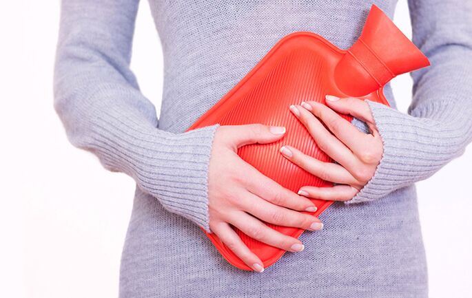 Applying a heating pad to the stomach will help a woman relieve the symptoms of cystitis.